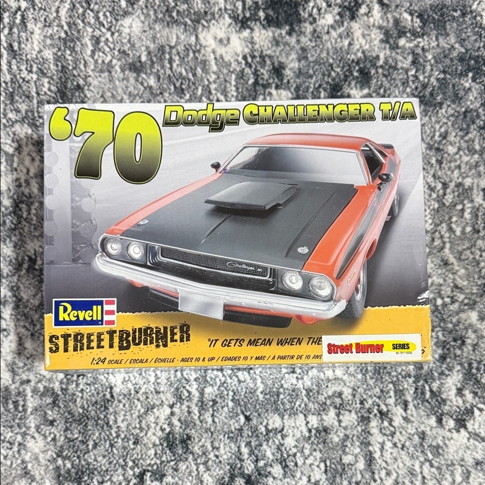Revell '70 Dodge Challenger T/A Model Kit Street Burner Scale 1:24 85-2596